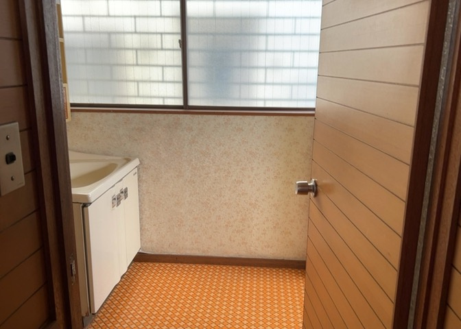 多くの戸建て住宅で見かける洗面脱衣所は、洗面台と洗濯機が2畳ほどのスペースに並べられていて、洗面所が脱衣所を兼ね備えている間取りが一般的です。お客様が利用することもある、パブリックな空間でもあります。