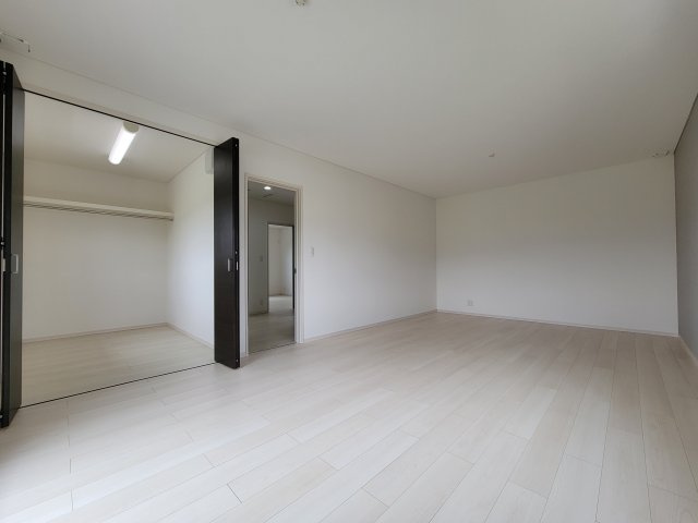2階　洋室14帖　ウォークインクローゼット付き