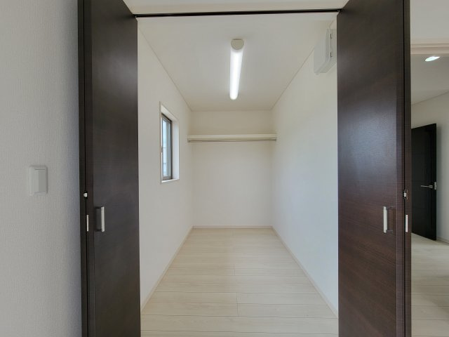 2階　洋室14帖のウォークインクローゼット