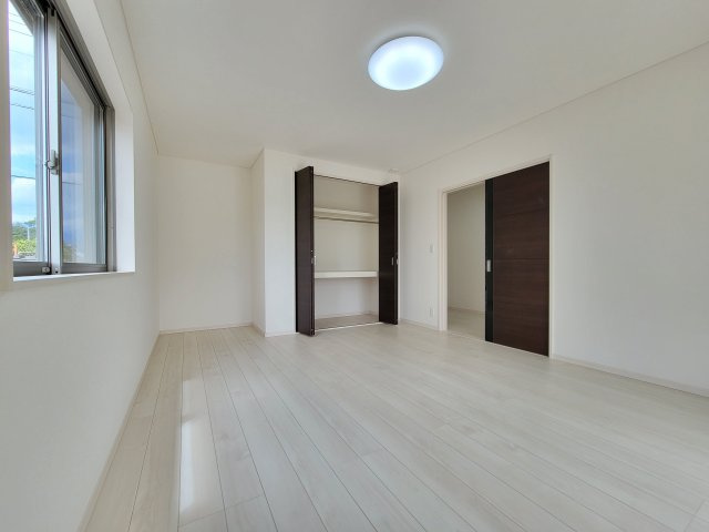 1階　洋室10.7帖　独立したお部屋の為、お仕事などにも活用可能です。