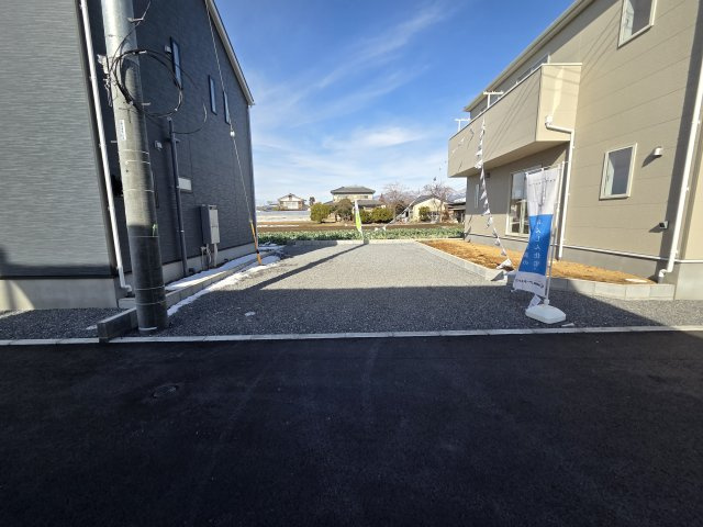 現地写真　駐車は建物南側に縦並列4台可能です！