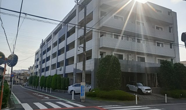落ち着いた色合いの外観が街並みに調和した、品のある佇まい。エントランスまで美しく整えられ、住まう方を心地よく迎えてくれます。