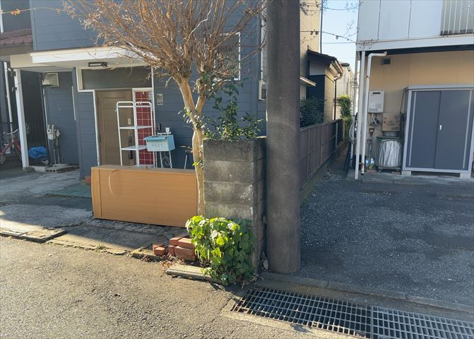 土地購入を検討されている場合、境界杭がない状態で購入してしまうと境界確定測量をする必要があり、費用がかかります。購入の前に、売主、隣土地所有者立ち合いのもと境界を確定し境界杭を設置するのがベストです。
