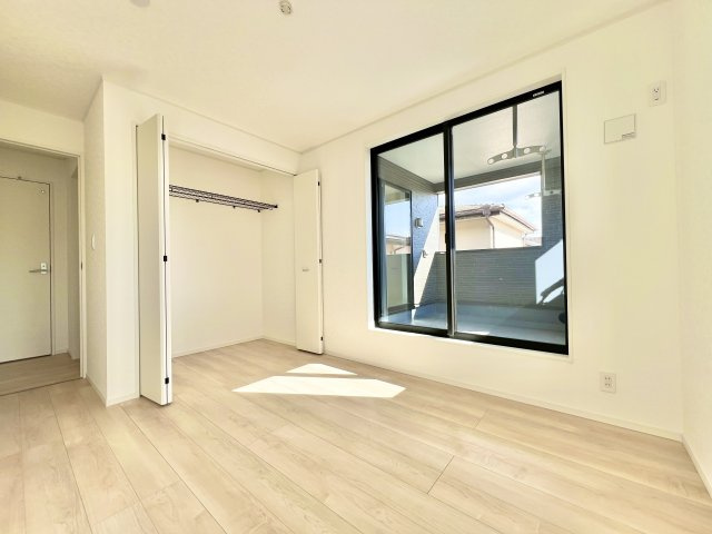 2階　建物東側　約5.7帖の洋室です。