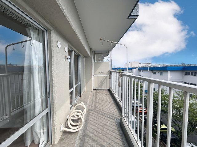 2部屋続きのバルコニーはお部屋に開放感が生まれます。