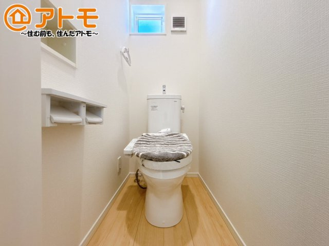 窓があり換気もすぐにできる、清潔感のあるトイレです♪