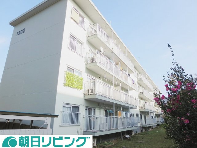 緑豊かな住環境の竹山団地、棟の間隔が広く、眺望・陽当り良好です