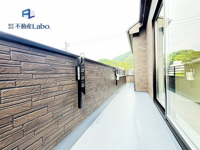●バルコニー●　可動式の物干し金物が付いており、使用しない際は収納できます♪お洗濯には十分なスペース♪
