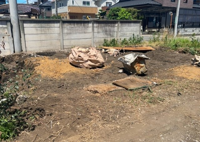 土地の面積＝住宅面積ではありません。建ぺい率の問題などで、土地のある場所によって住宅を建てられる面積は限られています。高さもしかり、「土地」という言葉の中には、建築条件も含まれると考えておきましょう。