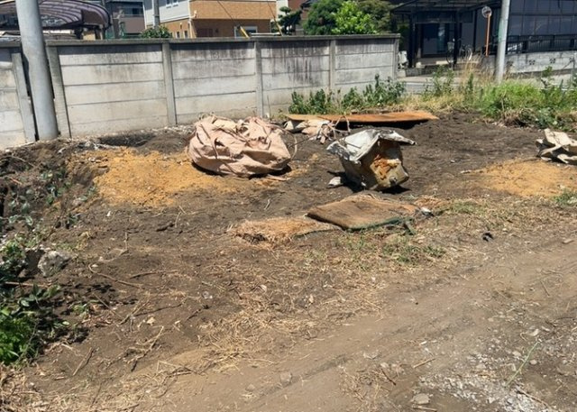 土地の前の道路に消火栓が設置されていることがあります。この場合、道路交通法第45条第1項により、駐車禁止の場所が指定されています。そのため、車庫などの駐車スペースをつくることができない場合があります。