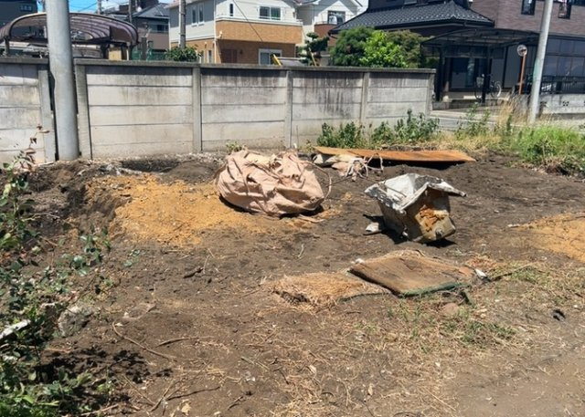 土地購入を検討されている場合、境界杭がない状態で購入してしまうと境界確定測量をする必要があり、費用がかかります。購入の前に、売主、隣土地所有者立ち合いのもと境界を確定し境界杭を設置するのがベストです。