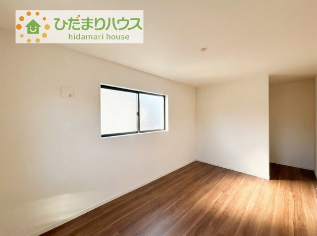 広めの主寝室は、ベッドの他にもパソコンデスクやドレッサーなども置けちゃいます(*^-^*)