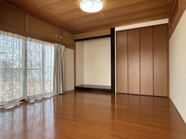 1階洋室8帖の写真です。過去に和室から洋室に変更しています。