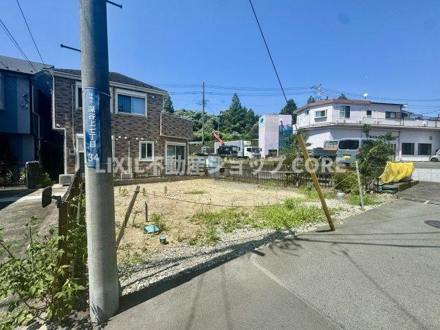 前面道路は閑静な住宅地をはしる車通りの少ない道路。お車の出し入れが苦手なママや小さなお子様にも安心　