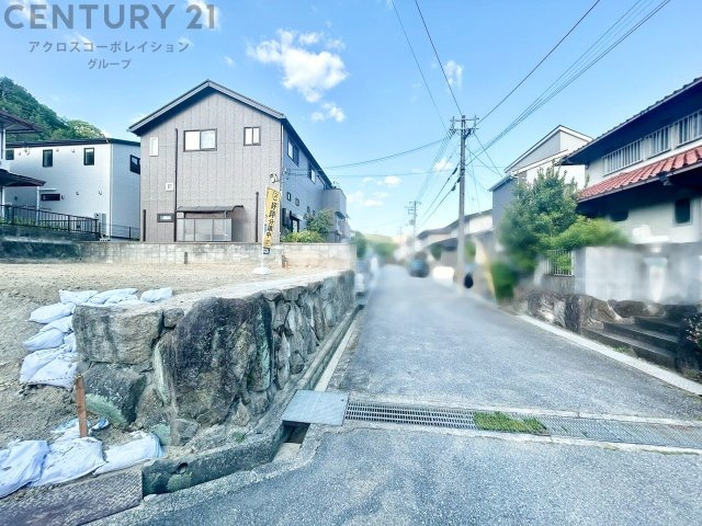長尾連山の麓に位置する、自然豊かで静かな住環境が魅力のエリア。