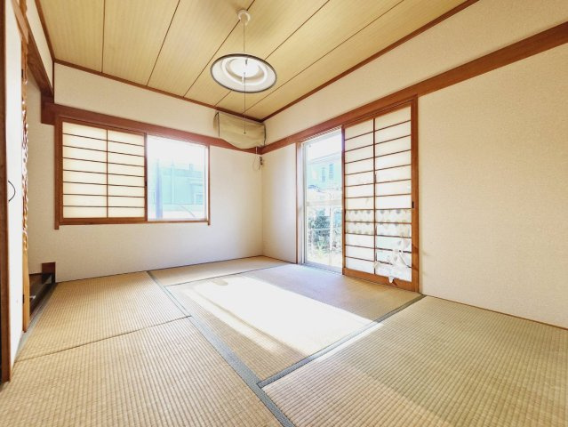 ■和室約6帖＋2面窓＋押入収納あり