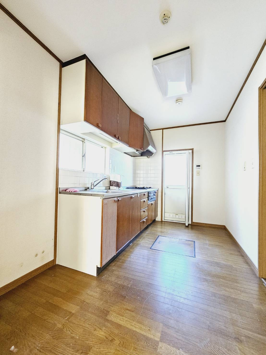 ■独立キッチンスペース■床下収納あり■奥には勝手口■右手にはトイレと玄関スペースに通じます。