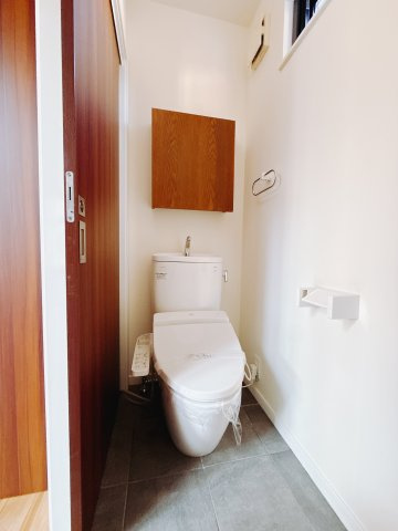 ■トイレ｜白を基調としたトイレになっています♪窓付きなので換気もでき、常に綺麗を保てます♪