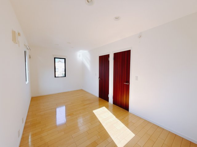 ■2階洋室｜お子様の一人部屋にピッタリな洋室。木のぬくもりを感じるフローリングは、天然木の味わいが時とともに深みを増していきます。また、傷にも強く、フリーワックスでお手入れもラクラクです♪