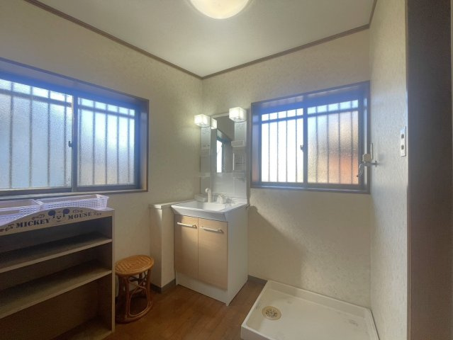 窓が2面にあり、明るく風通しの良い洗面脱衣室。独立洗面台は収納付きで、洗面用品もすっきり整理できます。洗濯機置き場も確保されており、家事動線も良好。清潔感のある空間で、毎日の身支度も快適に行えます。