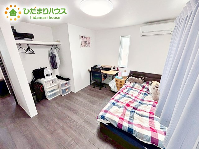 衣類だけでなく、キャリーバッグや衣類ボックスの収納も容易となるウォークインクローゼット。
