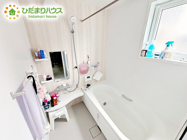 快適な入浴タイムが過ごせる充実の設備を搭載したシステムバス。足を伸ばしてゆったりとくつろげる浴室で1日の疲れも癒されます。