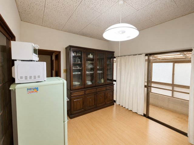 食事スペースとしてゆとりを確保しやすいダイニングキッチンです。大きな掃き出し窓から採光を取り込み、明るく開放的な空間が広がります。隣接する屋根付きスペースへ直接出入りできるため、家事動線も良好。