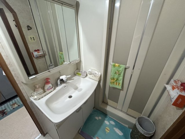 独立洗面台、小物を置くことができて便利です。