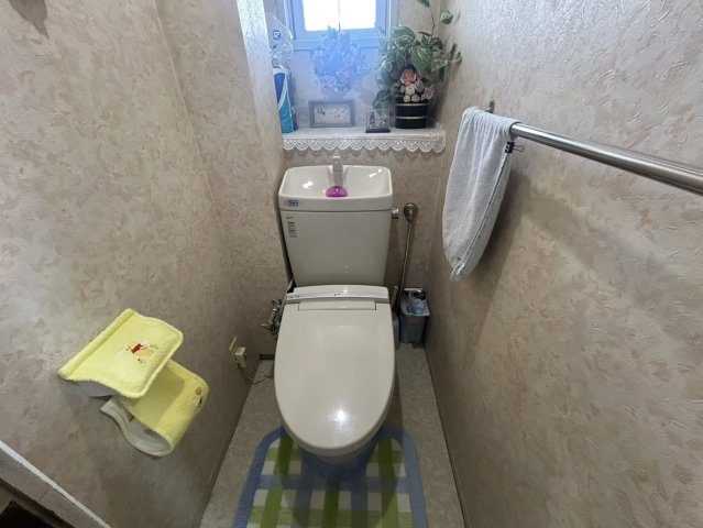 落ち着いた色調のトイレです