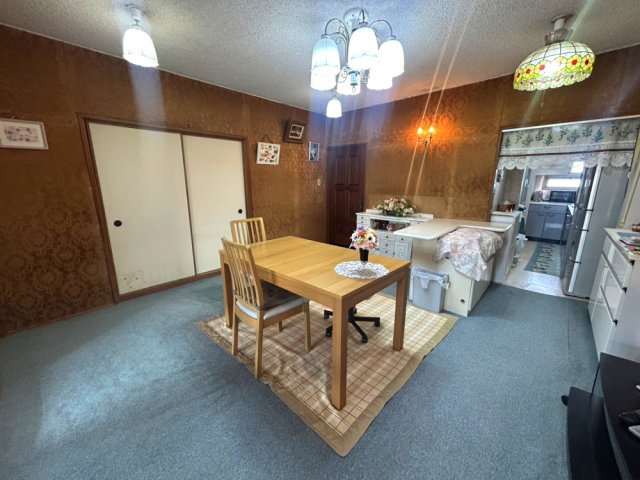 約11.3帖のLDKです。照明やクロスにこだわりのある1室です。