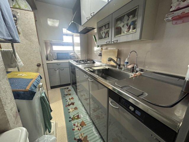 調理場も広く、3口コンロで使いやすいキッチンです。