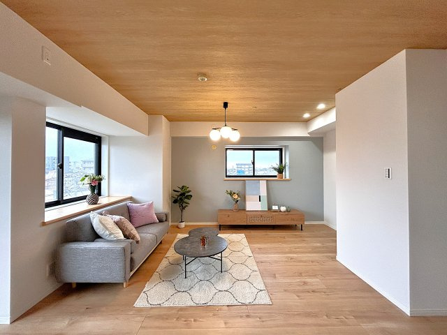 ☆Living　Room☆爽やかなアクセントクロスと木目調天井で寛げる空間です♪