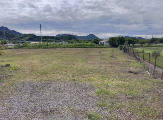 広々とした土地と自然豊かで開放的なロケーションです。四季の移ろいを身近に感じながら、のんびり暮らせる住環境です。