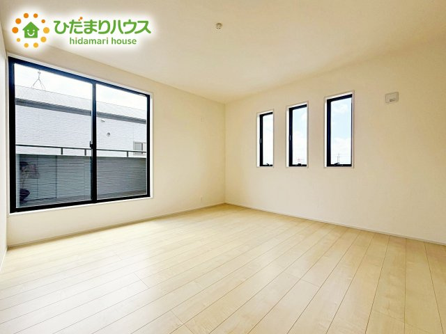 バルコニーに面していて、たっぷり光りの入る明るい主寝室です！