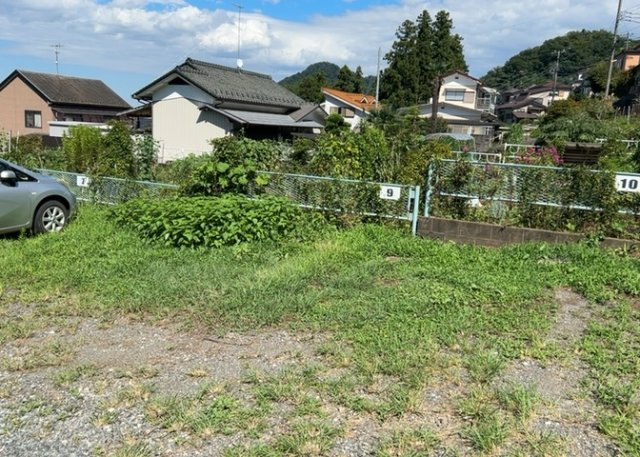 土地の面積＝住宅面積ではありません。建ぺい率の問題などで、土地のある場所によって住宅を建てられる面積は限られています。高さもしかり、「土地」という言葉の中には、建築条件も含まれると考えておきましょう。