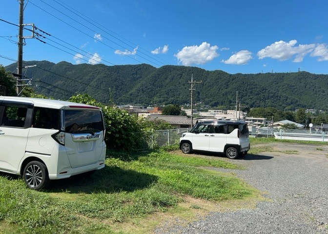 家を建てる場合、方位は要チェックです。現実的に日当たりのよい家ならばリビングは南側、建築基準法でも北側に当たる家への配慮は求められています。土地を見学に行く際は、方位磁針を持って行くようにしましょう。