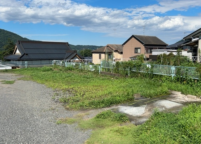土地を買う際、住む地域の自治体や福祉の補助制度にも注目してみましょう。子供や老人の医療補助やゴミ出しのルールなど、自治体によってルールに大きな違いがあるため、暮らしやすい土地で判断するとよいでしょう。