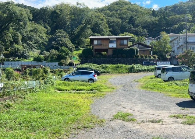 土地の前の道路に消火栓が設置されていることがあります。この場合、道路交通法第45条第1項により、駐車禁止の場所が指定されています。そのため、車庫などの駐車スペースをつくることができない場合があります。