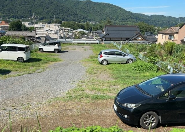 現地に行くなら、物件の周囲の地形がどうなっているかを見ることも大切です。周辺より低くなっている土地では、大雨などで水が集まりやすいため、地盤が弱くなっているということも考えられるため、注意が必要です。