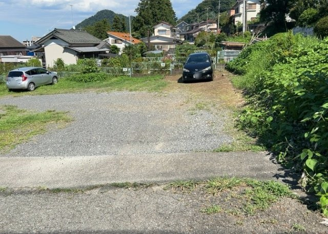 土地購入を検討されている場合、境界杭がない状態で購入してしまうと境界確定測量をする必要があり、費用がかかります。購入の前に、売主、隣土地所有者立ち合いのもと境界を確定し境界杭を設置するのがベストです。