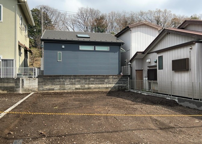 バルコニーは、室外の専用スペースのうち、「屋根がなく開放された空間」であるものを指します。ベランダより広いタイプのものが多く、日当たりもよいため家庭菜園などを楽しみたい人にとって適した環境となります。