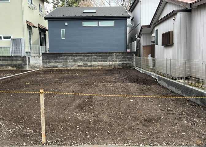 ベタ基礎とは、柱の位置に関係なく全体に基礎がある事を指し、面積が大きい分建物の重さを全体に分散できます。また、地面からの湿気や害虫を遮断でき、木造住宅で心配されるシロアリ被害を防ぐ効果も期待できます。