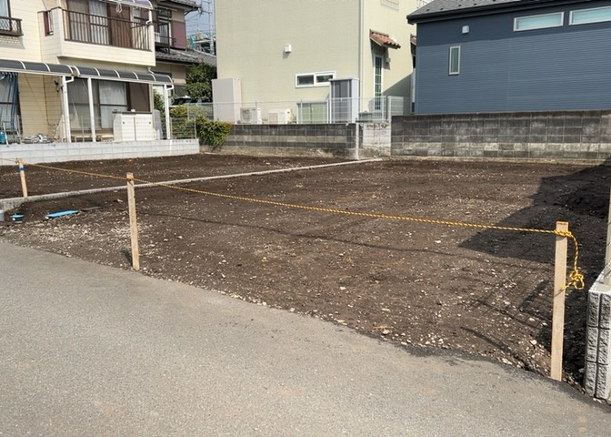 道幅が狭い場所は比較的土地の値段が低いことが多く、また交通量が少ないため騒音が少なく静かな環境で過ごせます。また、小さいお子様がいるご家庭も安心です。一方で車の駐車が難しいというデメリットもあります。