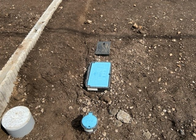敷地内には、散水栓や立水栓があります。水道水を直接利用できるため、水を運ぶ手間を省くことが出来ます。大量の水を必要とする洗車作業や清掃などに役立ちます。その他設備とあわせて、現地でご確認ください。