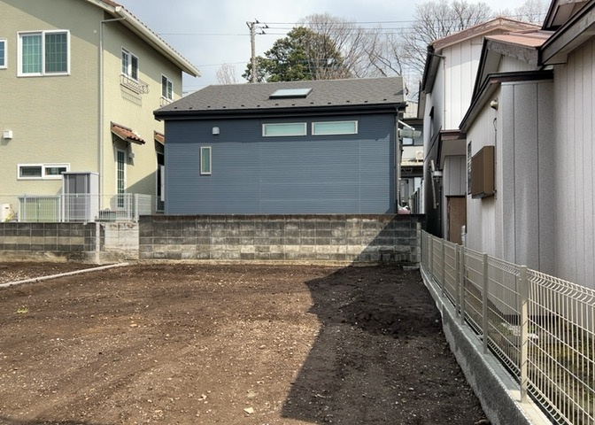 建物建築の外壁の主流となっているサイディング仕様は、板を外壁に貼り合わせる施工方法です。金属系・木質系・窯業系があり、断熱性や耐用性などが異なります。外壁の色やデザインなど詳細は現地でご確認ください。