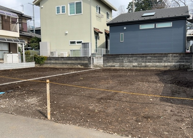 モニターで来訪者を確認して、目的が分からない場合はインターホンを通じて室内から会話することができます。怪しいと感じた場合はインターホン越しにお帰りいただくことができるので、直接会うことがなく安全です。