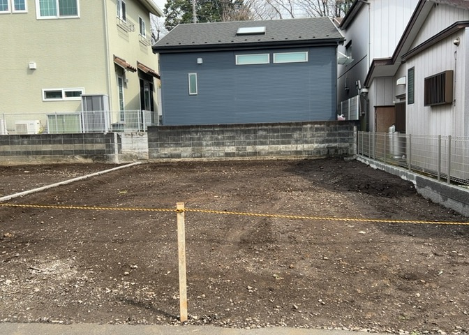 玄関は、狭すぎると複数人で使いにくく、広すぎても無駄な空間になりがちです。最低2畳を目安にして、家の広さとの兼ね合いや家族の人数を考慮して決めるとよいでしょう。現地を見学して快適な玄関を選びましょう！