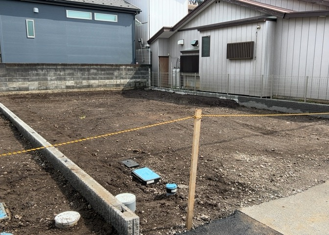 住宅用の土地では前面道路に2m以上接していなければならないと法律で定められています。しかし、お持ちの車のサイズやライフスタイルなどにより、2mでは利便が悪い場合もございますので、事前に確認しましょう。
