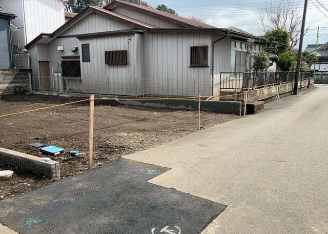 お持ちの車種によっては前面道路が広い方が便利でしょう。しかし、前面道路が広ければその分交通量が多くなるため、騒音などが気になる場合があります。実際に現地を見学し、周辺交通量や騒音などを確認しましょう！