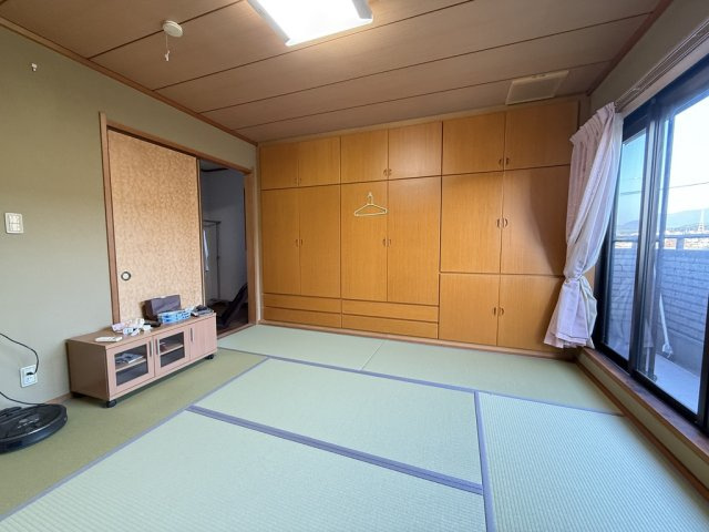 二階の和室は収納付きで機能的な設計。壁一面の収納棚があり、衣類や寝具もすっきり片付きます。明るく開放的な空間で落ち着いた畳の香りに包まれながら、ゆったりと過ごせる居心地の良いお部屋です。